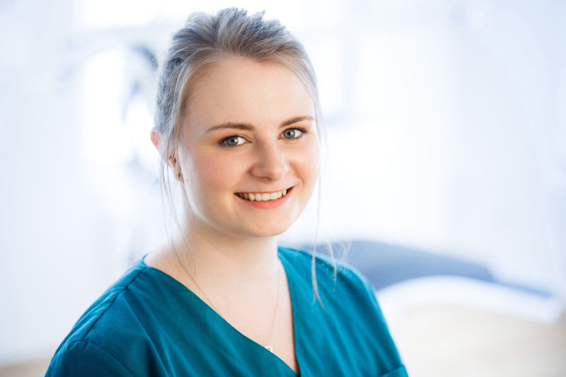 Zahnarzt Odenthal | Zahnmedizin an der Dhünn | Laura Lemberg | Zahnmedizinische Fachangestellte | Stuhlassistenz Zahnarzt Odenthal | Zahnmedizin an der Dhünn | Laura Lemberg | Zahnmedizinische Fachangestellte | Stuhlassistenz