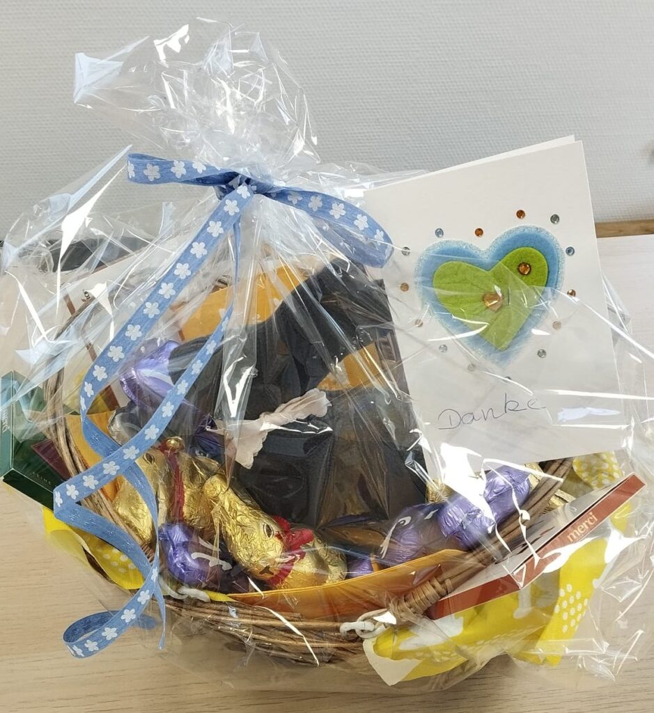 Geschenkkorb mit Schoko-Osterhasen und liebevoller Karte als Dank einer Patientin an das Team der Zahnmedizin an der Dhünn