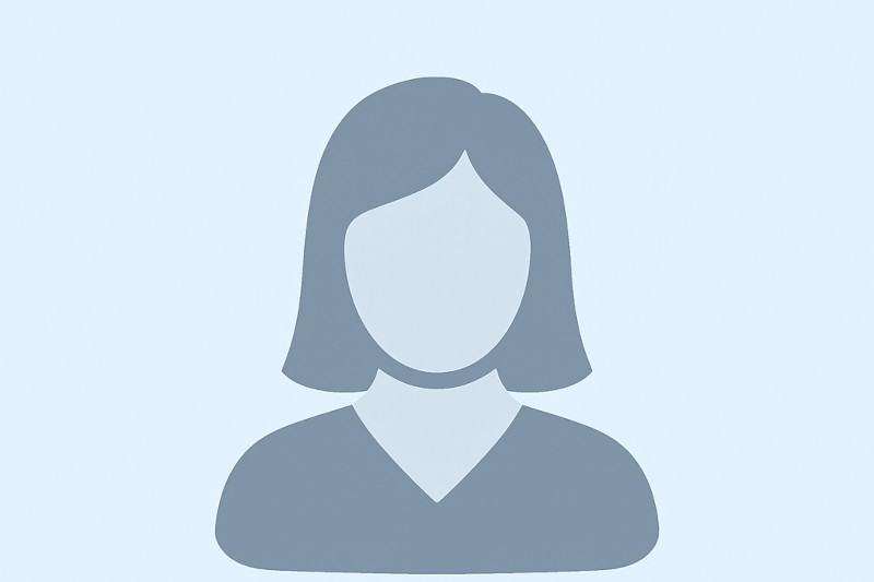 Grafische Darstellung eines neutralen weiblichen Avatars auf hellblauem Hintergrund. Die stilisierte Figur zeigt den Kopf und die Schultern einer Frau mit schulterlangem Haar und einem schlichten Oberteil mit V-Ausschnitt. Das Gesicht ist ohne erkennbare Merkmale dargestellt. Die Grafik dient als Platzhalterbild, beispielsweise für eine Auszubildende in einer medizinischen Einrichtung.