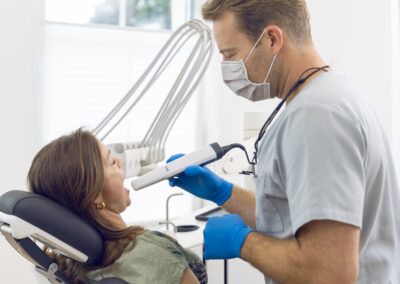Zahnarzt Dr. Schulte von der Zahnmedizin an der Dhünn führt bei einer Patientin eine digitale Abformung mit dem modernen Intraoralscanner iTero Lumina durch.