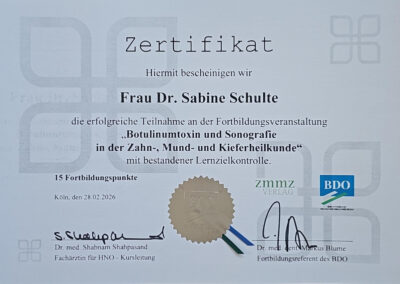 Zertifikat für Dr. Sabine Schulte über die erfolgreiche Teilnahme an der Fortbildung „Botulinumtoxin und Sonografie in der Zahn-, Mund- und Kieferheilkunde“ mit bestandener Lernzielkontrolle. Zu sehen sind 15 Fortbildungspunkte, das Ausstellungsdatum 28.02.2026 in Köln, ein goldenes Siegel, die Logos von zmmz Verlag und BDO sowie zwei Unterschriften der Kursverantwortlichen.