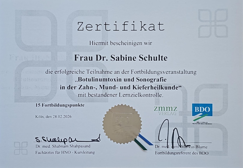 Zertifikat für Dr. Sabine Schulte über die erfolgreiche Teilnahme an der Fortbildung „Botulinumtoxin und Sonografie in der Zahn-, Mund- und Kieferheilkunde“ mit bestandener Lernzielkontrolle. Zu sehen sind 15 Fortbildungspunkte, das Ausstellungsdatum 28.02.2026 in Köln, ein goldenes Siegel, die Logos von zmmz Verlag und BDO sowie zwei Unterschriften der Kursverantwortlichen.